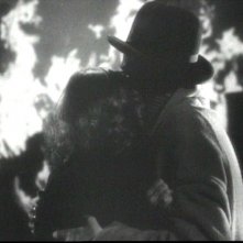 Laurence Olivier e Joan Fontaine abbracciati in una scena del film Rebecca, la prima moglie ( 1940 )