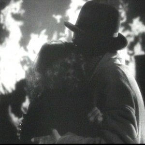 Laurence Olivier e Joan Fontaine abbracciati in una scena del film Rebecca, la prima moglie ( 1940 )