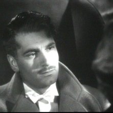 Laurence Olivier in una scena del film Rebecca, la prima moglie del 1940