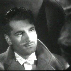 Laurence Olivier in una scena del film Rebecca, la prima moglie del 1940