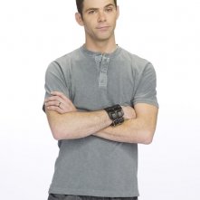 Mikey Day in una foto promo per la serie Kath and Kim