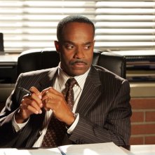 Rocky Carroll in una scena della serie NCIS: Los Angeles