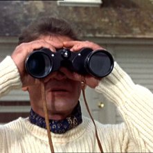 Rod Taylor in una scena del film Gli uccelli ( 1963 )