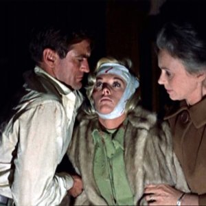 Rod Taylor sorregge Tippi Hedren con Jessica Tandy in una scena del film Gli uccelli ( 1963 )