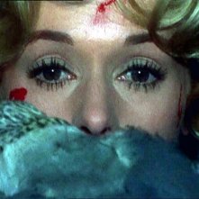 Tippi Hedren attaccata dagli uccelli nel film di Alfred Hitchcock.