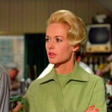 Tippi Hedren è Melanie Daniels nel film Gli uccelli ( 1963 )