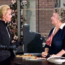Tippi Hedren e Ruth McDevitt in una scena del film Gli uccelli ( 1963 )