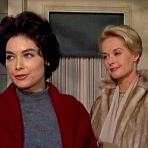 Tippi Hedren e Suzanne Pleshette in una scena del film Gli uccelli ( 1963 )