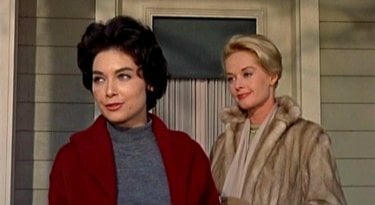 Tippi Hedren e Suzanne Pleshette in una scena del film Gli uccelli ( 1963 )