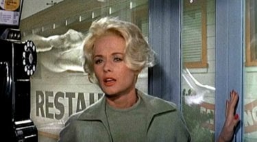 Tippi Hedren in una celebre scena del film Gli uccelli ( 1963 )