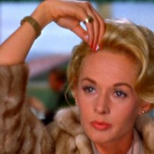 Tippi Hedren si tampona una ferita in una delle prime scene de Gli uccelli
