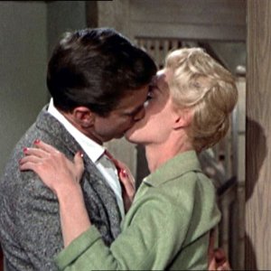 Un bacio appassionato tra Rod Taylor e Tippi Hedren in una scena del film Gli uccelli