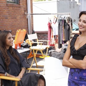 Jana Kramer e Lisa Goldstein in una scena dell'episodio Hold My Hand As I'm Lowered di One Tree Hill