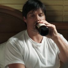 Paul Johansson affoga i suoi dispiaceri nell'alcool nell'episodio Hold My Hand As I'm Lowered di One Tree Hill