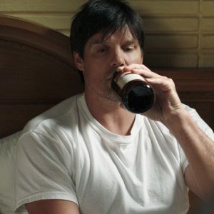 Paul Johansson affoga i suoi dispiaceri nell'alcool nell'episodio Hold My Hand As I'm Lowered di One Tree Hill