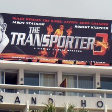 Un grande banner pubblicitario per il film Transporter 3
