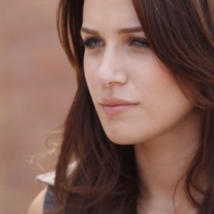 Un primissimo piano di Shantel VanSanten (Quinn) nell'episodio Hold My Hand As I'm Lowered di One Tree Hill