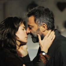 Anna Valle e Luca Barbareschi in una romantica immagine della terza stagione della serie tv Nebbie e delitti