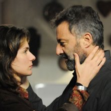 Anna Valle e Luca Barbareschi in una scena della terza stagione della serie tv Nebbie e delitti