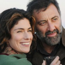 Anna Valle e Luca Barbareschi in una sequenza della terza stagione della serie Nebbie e delitti