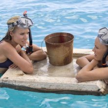 Kristen Bell e Malin Akerman nel film L'isola delle coppie