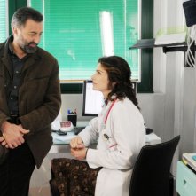 Luca Barbareschi e Anna Valle in una scena della terza stagione della serie tv Nebbie e delitti