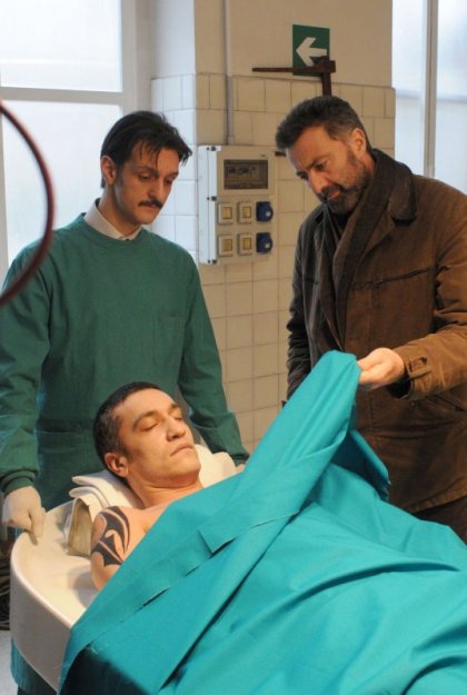 Luca Barbareschi in una sequenza della terza stagione ...