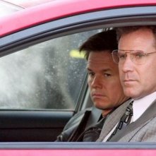 Will Ferrell e Mark Wahlberg in un appostamento in una scena di The Other Guys