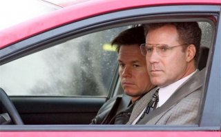 Will Ferrell e Mark Wahlberg in un appostamento in una scena di The Other Guys