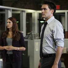 Amanda Righetti ed Owain Yeoman in una scena dell'episodio Red Badge di The Mentalist