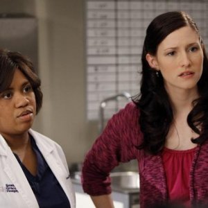 Chandra Wilson e Chyler Leigh in una scena dell'episodio Tainted Obligation di Grey's Anatomy