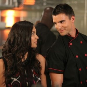 Colin Egglesfield e Jessica Lucas in una scena dell'episodio Grand di Melrose Place