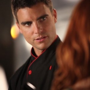 Colin Egglesfield in una scena dell'episodio Grand di Melrose Place