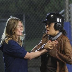 Ellen Pompeo e Sandra Oh in una scena dell'episodio I Always Feel Like Somebody's Watchin' Me di Grey's Anatomy