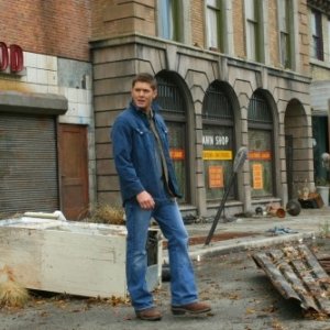 Jensen Ackles in una scena apocalittica dell'episodio The End di Supernatural