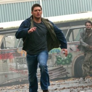 Jensen Ackles in una scena d'azione dell'episodio The End di Supernatural