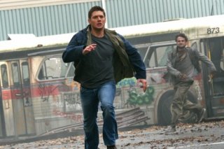 Jensen Ackles in una scena d'azione dell'episodio The End di Supernatural