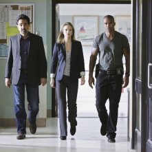 Joe Mantegna, Shemar Moore ed A.J. Cook in una scena dell'episodio Nameless, Faceless di Criminal Minds