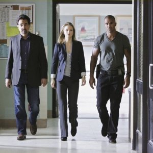 Joe Mantegna, Shemar Moore ed A.J. Cook in una scena dell'episodio Nameless, Faceless di Criminal Minds