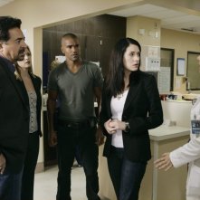 Joe Mantegna, Shemar Moore, Paget Brewster ed A.J. Cook in una scena dell'episodio Nameless, Faceless di Criminal Minds