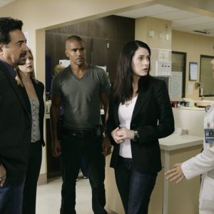 Joe Mantegna, Shemar Moore, Paget Brewster ed A.J. Cook in una scena dell'episodio Nameless, Faceless di Criminal Minds