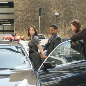 Jon Huertas, Stana Katic e Nathan Fillion nell'episodio Fool Me Once di Castle