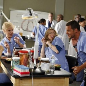 Justin Chambers, Ellen Pompeo, Katherine Heigl e Sandra Oh in una scena dell'episodio Tainted Obligation di Grey's Anatomy