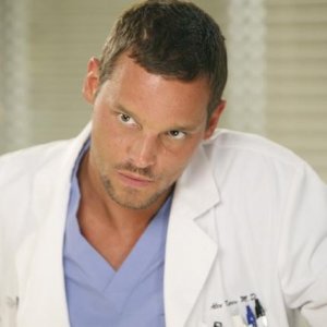 Justin Chambers in una scena dell'episodio I Always Feel Like Somebody's Watchin' Me di Grey's Anatomy