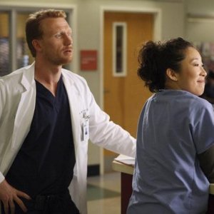 Kevin McKidd e Sandra Oh in una scena dell'episodio I Always Feel Like Somebody's Watchin' Me di Grey's Anatomy