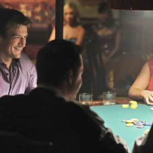 Nathan Fillion al tavolo da gioco nell'episodio Deep in Death di Castle