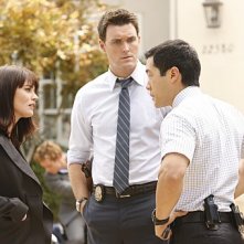 Robin Tunney, Owain Yeoman e Tim Kang in una scena dell'episodio Red Menace di The Mentalist
