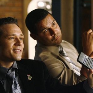 Seamus Dever e Jon Huertas in una scena dell'episodio The Double Down di Castle