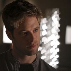 Shaun Sipos in una scena dell'episodio Vine di Melrose Place