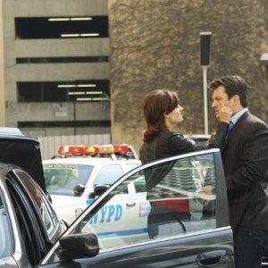 Stana Katic e Nathan Fillion in una foto di scena dell'episodio Fool Me Once di Castle